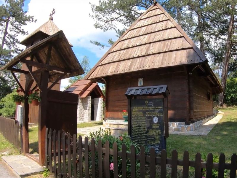 Prikaz crkve napravljene od drveta u Jablanici, Zlatibor