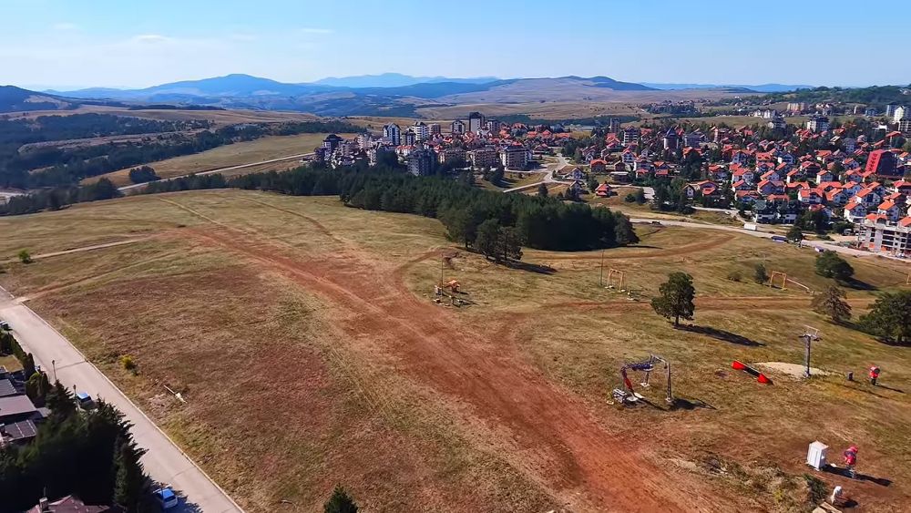 Prostrane livade, šuma i planinski pejzaž na obodu urbanizovanog dela Zlatibora.